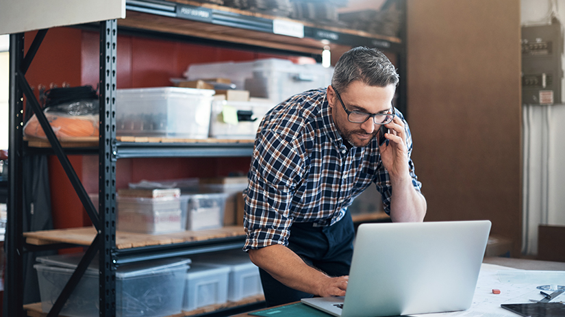 Mężczyzna korzystający z telefonu w swojej pracy